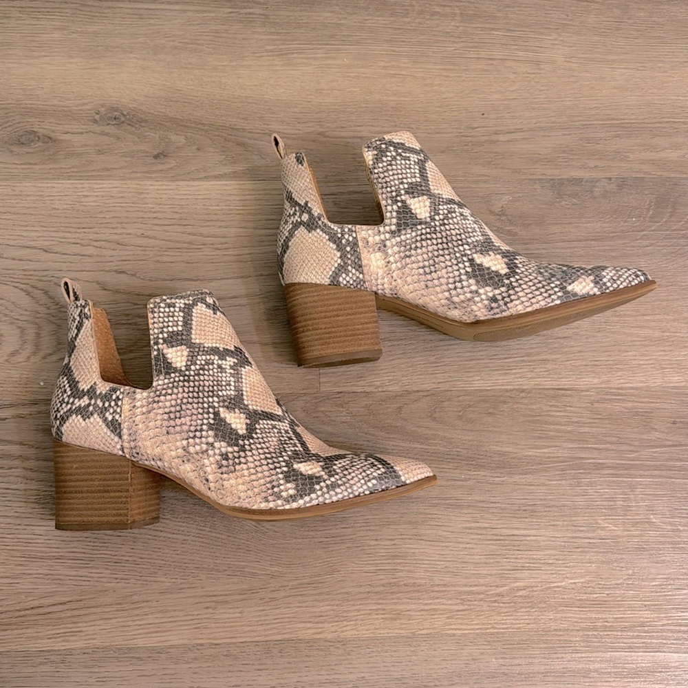 Lucky Brand Womens Chunky Stacked Low Heel Ankle Boots V Cut Pointed Toe Booties
